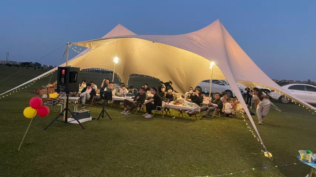 Ritorno alla Natura: Il Ritiro Annuale 2024 di Gongsheng Network in Campeggio a Beimutui, Haikou (Hainan)